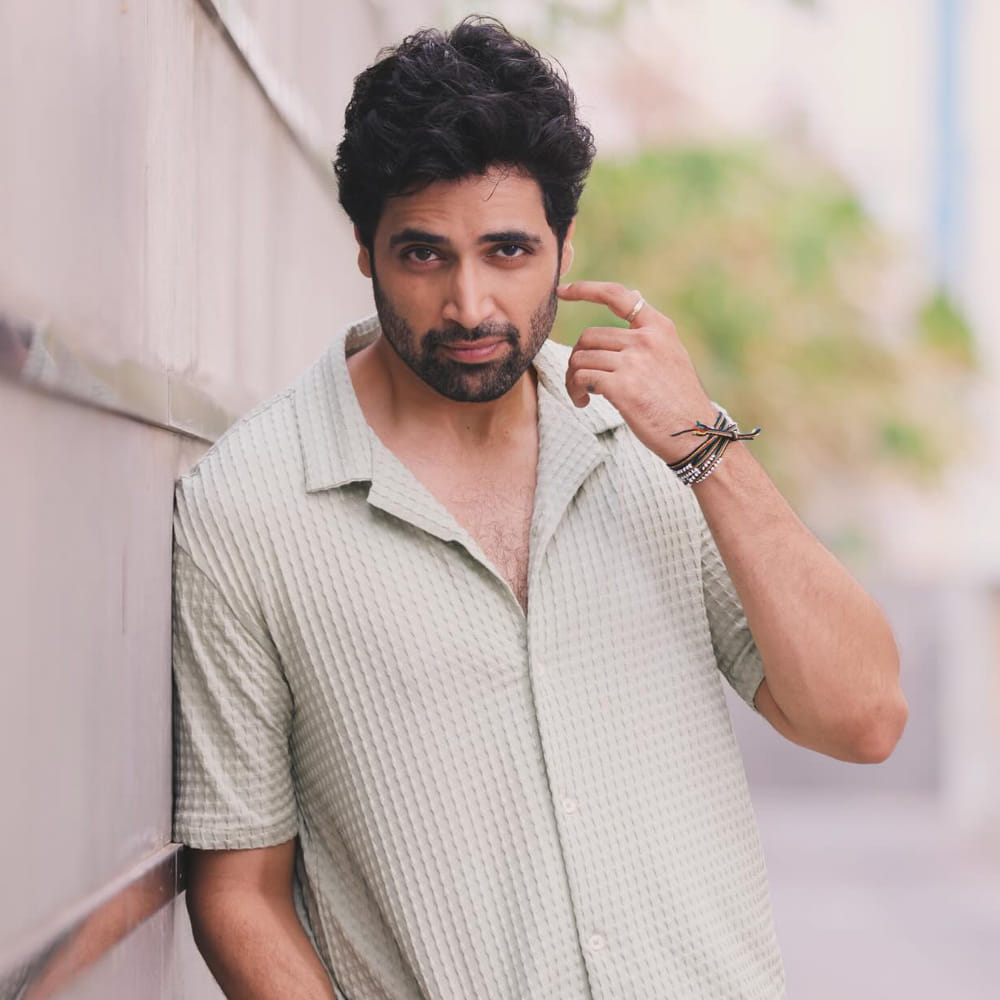 కానీ అనివార్య కారణాల వల్ల శ్రుతి తప్పుకోవటం ఈ ప్రాజెక్ట్ డిలే అయ్యింది. ఫైనల్గా మృణాల్ ఠాకూర్ ఫీమేల్ లీడ్ రోల్లో డెకాయిట్ సినిమాను ఆడియన్స్ ముందుకు తీసుకు వస్తున్నారు.