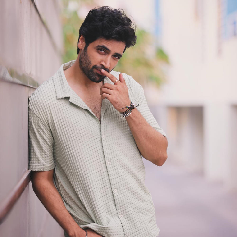 సోమవారం రిలీజ్ అయిన ఫైర్ గ్లింప్స్ టీజర్తో సినిమా రిలీజ్ డేట్ విషయంలోనూ క్లారిటీ ఇచ్చారు మేకర్స్. క్రిస్మస్ కానుకగా ఈ థ్రిల్లర్ మూవీని రిలీజ్ చేస్తున్నట్టుగా ప్రకటించారు. మరి ఈ సినిమాతో మరోసారి శేష్ సర్ప్రైజ్ చేస్తారేమో చూడాలి.