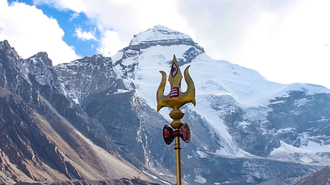 Adi Kailash-ఆది కైలాష్ : ఆది కైలాసం ఉత్తరాఖండ్లో ఉంది. ఈ కైలాసాన్ని రుంగ్ సమాజంతో సంబంధం ఉన్న ప్రజల ప్రధాన ప్రదేశంగా భావిస్తారు. రుంగ్ సంప్రదాయం ప్రకారం, ఆది కైలాసం మహాదేవుని అసలు నివాసం. ఇక్కడికి సాధువులు, ఇతర వ్యక్తులు రావడం వల్ల మహాదేవ్ తపస్సుకు భంగం కలిగిందని, దాని కారణంగా మహాదేవ్ ఈ ప్రదేశం విడిచి వెళ్ళాల్సి వచ్చిందని నమ్ముతారు.