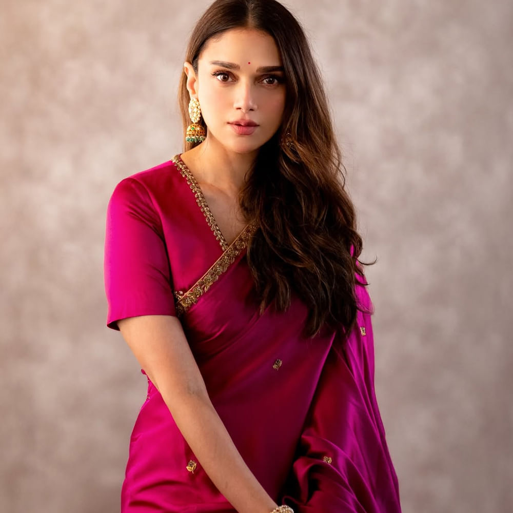 2007లో భరతనాట్యం నర్తకిగా సినీప్రయాణం స్టార్ట్ చేసింది. అదే సంవత్సరంలో రొమాంటిక్ అనే సినిమాతో సినీరంగంలోకి అడుగుపెట్టింది.  ఇప్పటివరకు మొత్తం 26కు పైగా సినిమాల్లో నటించింది. ఢిల్లీ 6 సినిమాతో బాలీవుడ్ ఇండస్ట్రీలోకి ఎంట్రీ ఇచ్చింది. 