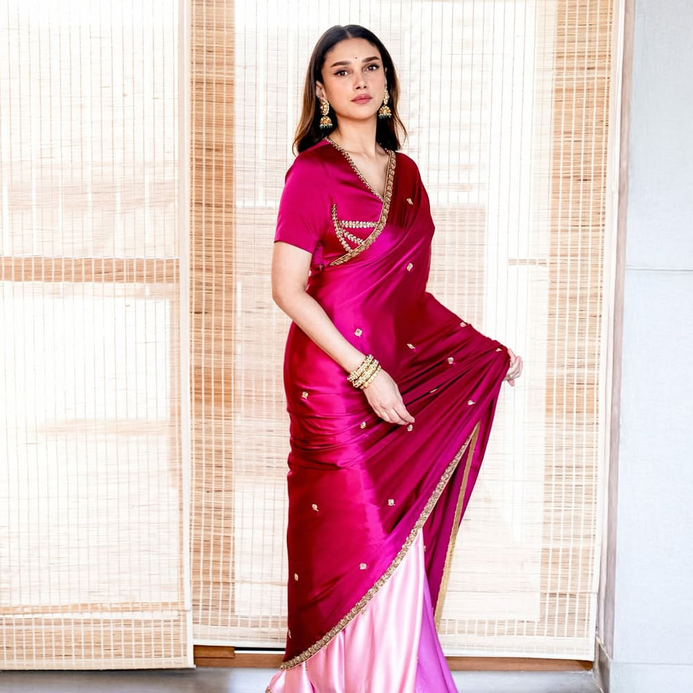 ఆమె మరెవరో కాదు.. హీరోయిన్ అదితి రావు హైదరీ. 1986 అక్టోబర్ 28న హైదరాబాద్ లో ఎహసాన్ హైదరీ, విద్యారావు దంపతులకు జన్మించింది. ఆమెకు రెండేళ్ల వయసులోనే తల్లిదండ్రులు విడాకులు తీసుకున్నారు. 