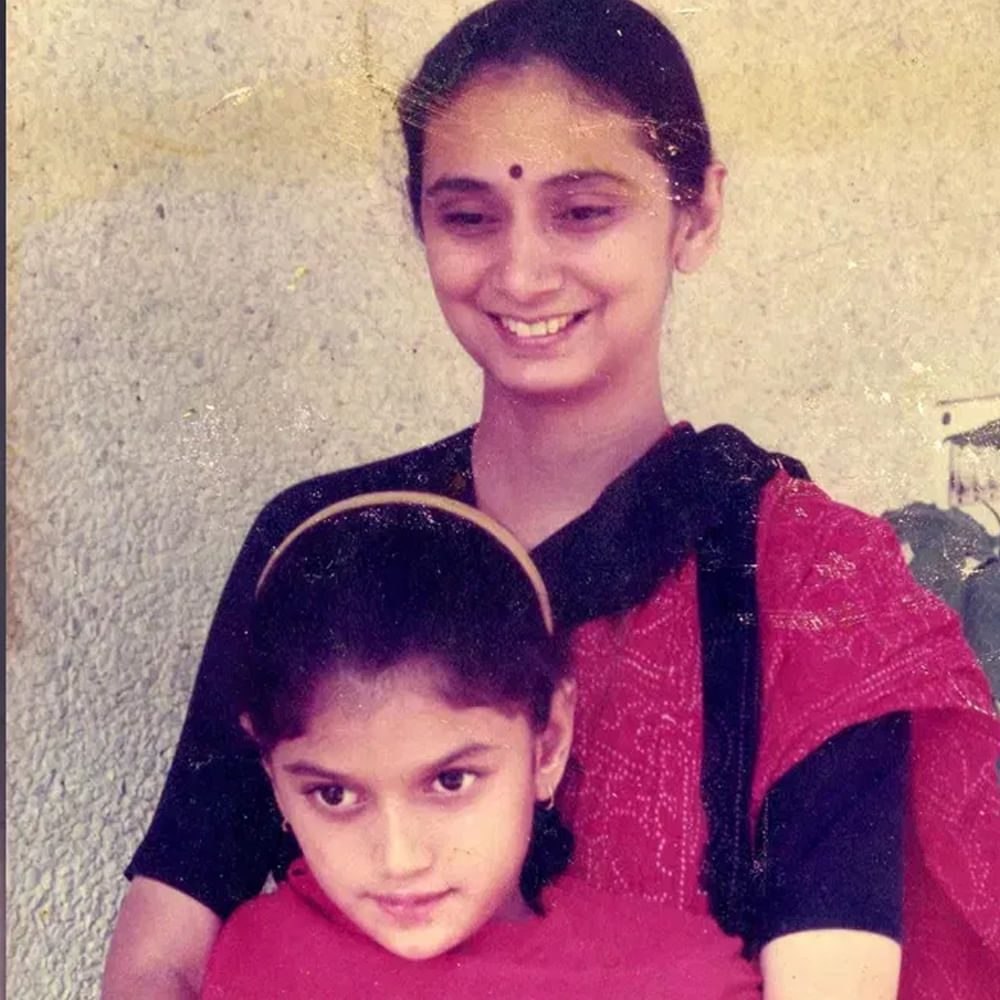 ఆమె హైదరాబాద్ నిజాం నవాబు మనవరాలు. అలాగే వనపర్తికి చివరి రాజు అయిన రామేశ్వర్ రావు రాజు మనవరాలు. రాజవంశానికి చెందిన ఈ అమ్మడు ఇండస్ట్రీలో క్రేజీ హీరోయిన్. తెలుగు, హిందీ, తమిళం భాషలలో వరుస ఆఫర్స్ అందుకుంది. ఇంతకీ ఈ చిన్నారిని గుర్తుపట్టారా.. ? 