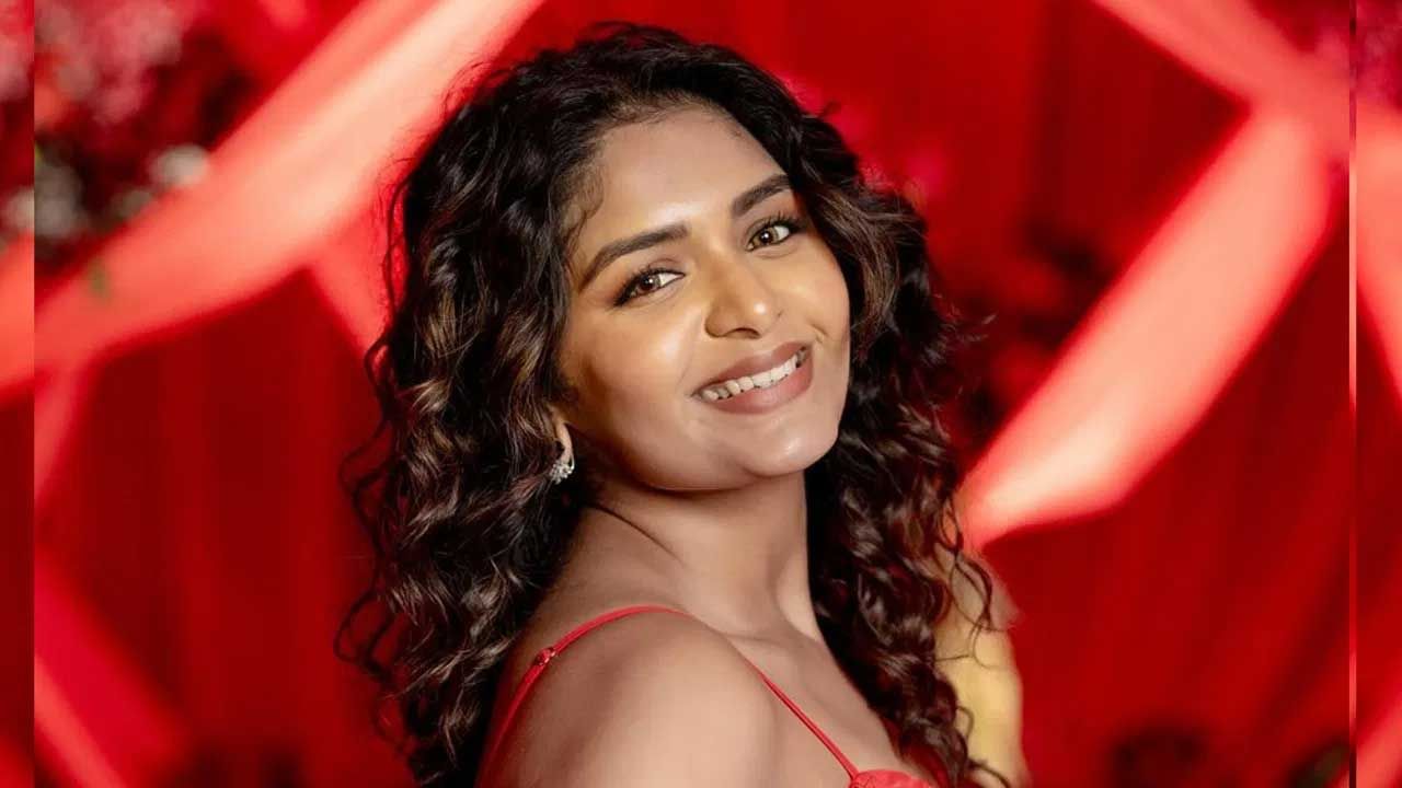 అంతే కాకుండా ఈ చిన్నది మొదటి సినిమాతోనే తన నటనకు ఉత్తమ తొలి నటిగా సిమా అవార్డు గెలుచుకుంది. నటిగానే కాకుండా ఈ అమ్మడు సింగర్గా కూడా తన ట్యాలెంట్ నిరూపించుకుంది.