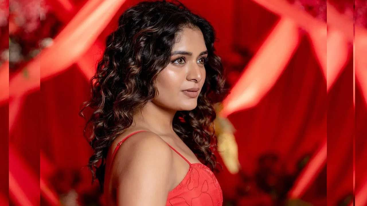 ఇక ఎప్పుడూ సోషల్ మీడియాలో చాలా యాక్టివ్గా ఉండే ఈ చిన్నది తాజాగా గులాబీ రంగు డ్రెస్లో తన అందంతో కుర్రకారును మాయ చేస్తుంది.క్యూట్ క్యూట్ ఎక్స్ ప్రెషన్స్తో అభిమానులను ఆకట్టుకుంటుంది.ప్రస్తుతం దీనికి సంబంధించిన ఫొటోలు నెట్టింట తెగ వైరల్ అవుతున్నాయి.