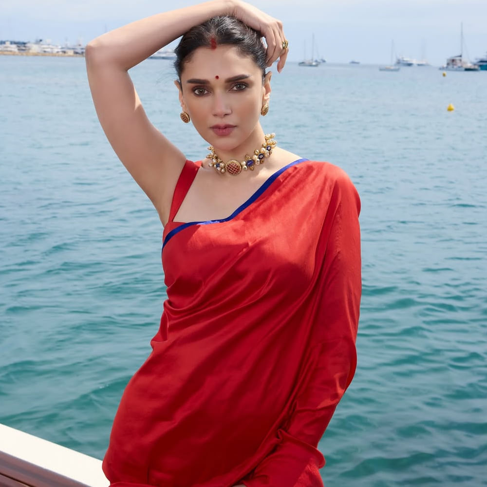 ప్రస్తుతం అదితి షేర్ చేసిన ఈ స్టన్నింగ్ ఫోటోస్ ఆకట్టుకుంటున్నాయి. ఇదిలా ఉంటే.. కొన్ని నెలల క్రితం కోలీవుడ్ హీరో సిద్ధార్థ్ ను అదితి వివాహం చేసుకున్న సంగతి తెలిసిందే. వీరిద్దరు కొన్నాళ్లుగా ప్రేమలో ఉన్నారు.