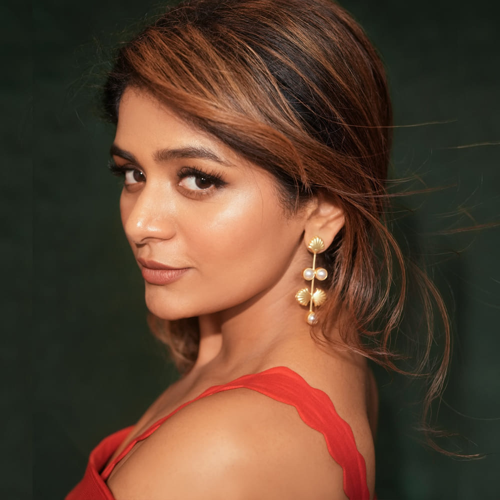 గాయనిగా, ఘని అనే తెలుగు చిత్రంలో "రోమియోకి జూలియట్" పాటతో ఆమె ప్లేబ్యాక్ సింగర్గా అడుగుపెట్టింది మరియు విరుమాన్లో "మదుర వీరన్" పాటను పాడింది. ఇక ఇప్పుడు తెలుగులో డైరెక్ట్ గా సినిమా చేస్తుంది ఈ ముద్దుగుమ్మ.