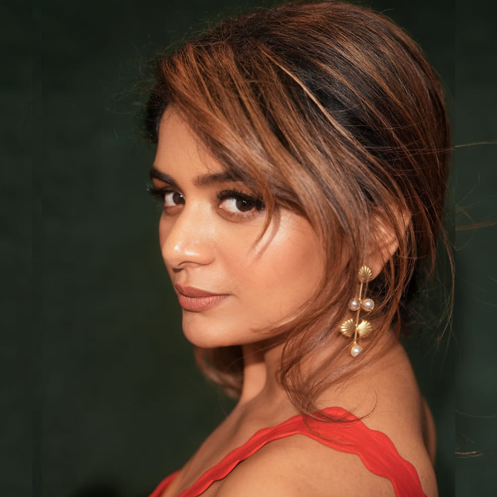 నటన పట్ల ఆసక్తితో, 2022లో ఎం. ముత్తయ్య దర్శకత్వంలో వచ్చిన తమిళ బ్లాక్బస్టర్ చిత్రం విరుమాన్ లో కార్తీ సరసన నటించి సినీరంగ ప్రవేశం చేసింది. ఈ చిత్రంలో ఆమె నటనకు ఫిల్మ్ఫేర్ అవార్డు ఫర్ బెస్ట్ ఫిమేల్ డెబ్యూ – సౌత్ లభించింది.