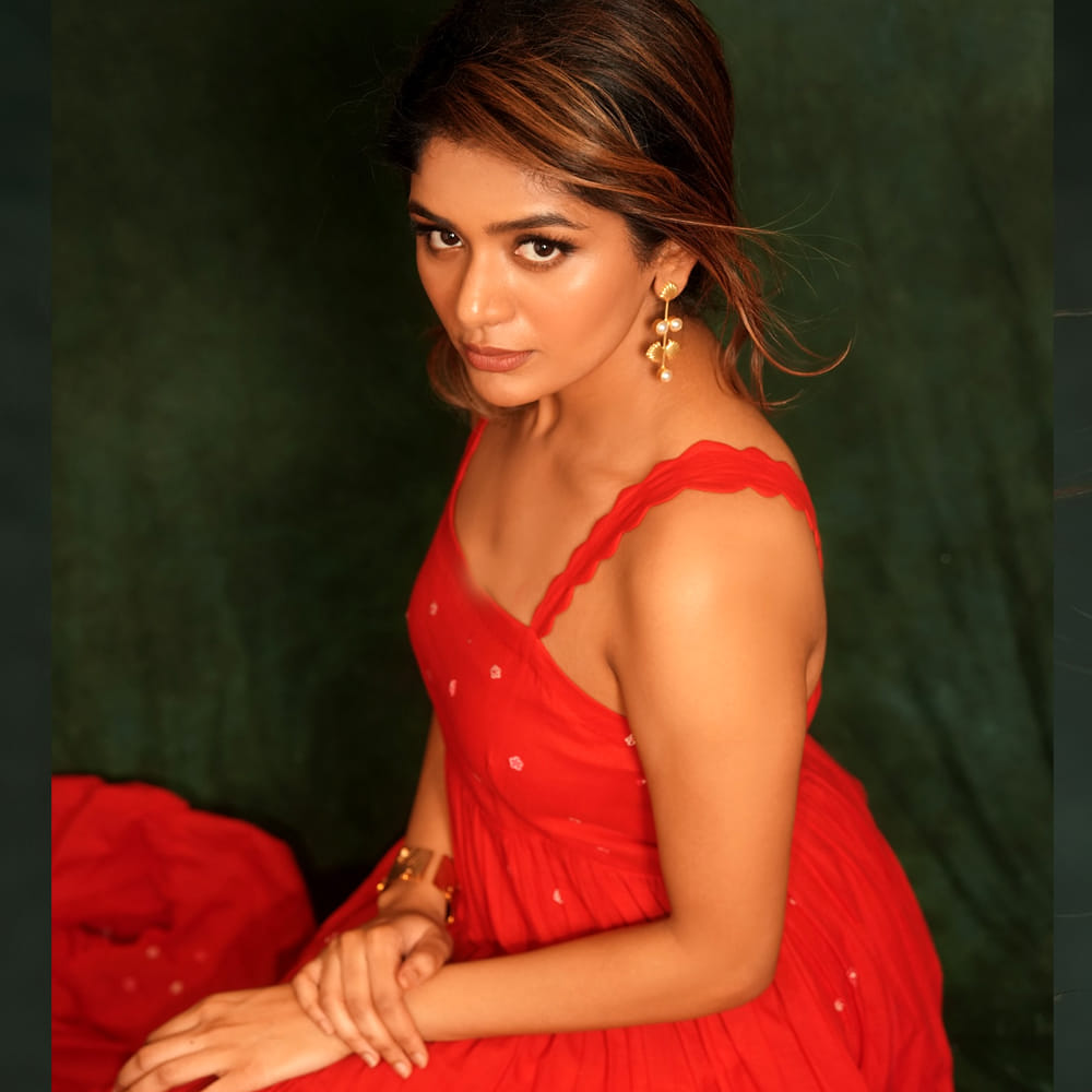 స్టార్ డైరెక్టర్ శంకర్ కూతురి అదితి శంకట్ ఇప్పుడు హీరోయిన్ గా రాణిస్తుంది. ఈ చిన్నది కేవలం నటి మాత్రమే కాదు గాయని, డాక్టర్ కూడా.. ప్రధానంగా తమిళ చలనచిత్రాలలో నటిస్తూ ఆకట్టుకుంటుంది అదితి. నటిగా, సింగర్ గా దూసుకుపోతుంది ఈ చిన్నది.