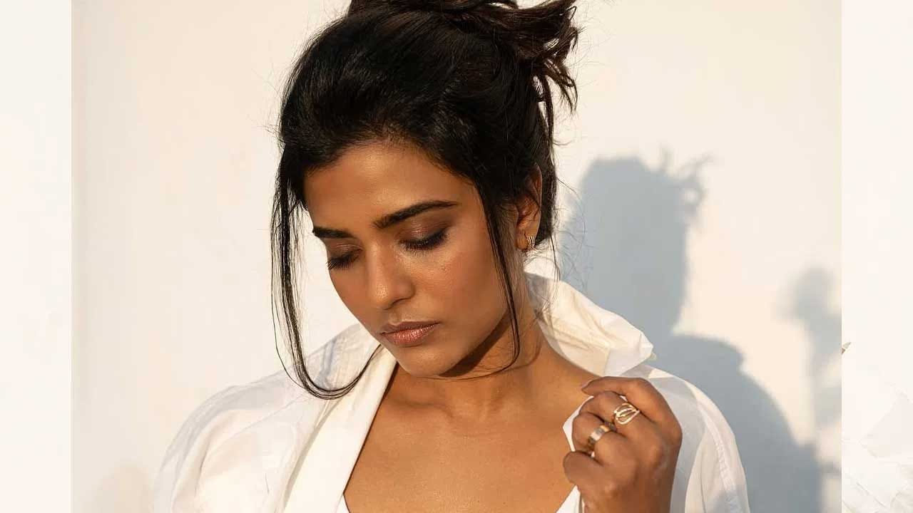 తాజాగా ఈ బ్యూటీ గ్లామర్ గేట్స్ తెరిసేసింది. బ్లాక్ కలర్ డ్రెస్‌లో తన అంద చందాలతో హీటెక్కిస్తుంది. ప్రస్తుతం దీనికి సంబంధించిన ఫొటోలు నెట్టింట తెగ వైరల్ అవుతున్నాయి.