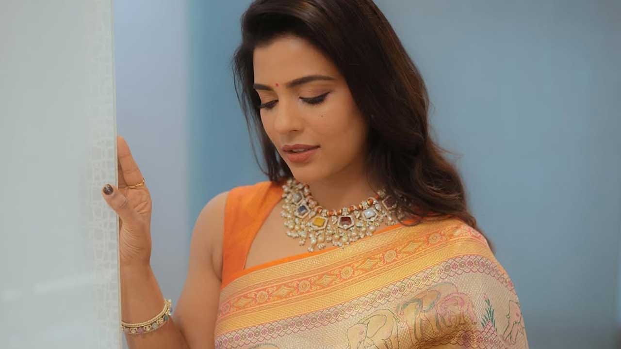 సంక్రాంతికి వస్తున్నాం సినిమాలో విక్టరీ వెంకటేష్ సరసన భాగ్యంపాత్రలో నటించి ఎంతో మందిని ఆకట్టుకుంది ఈ ముద్దుగుమ్మ. దీంతో ఈ బ్యూటీకి తెలుగులో అమాంతం క్రేజ్ పెరిగిపోయింది. వరల్డ్ ఫేమస్ లవ్ వంటి చాలా సినిమాల్లో నటించి మెప్పించింది. కానీ ఏ మూవీకీ రాని క్రేజ్ ఈ చిన్నదానికి సంక్రాంతికి వస్తున్నాం సినిమాతో ఓవర్ నైట్ స్టార్ స్టేటస్ అందుకుంది.ఇప్పుడు ఎవరినోట విన్నా ఈ నటి పేరే వినిపిస్తుంది.