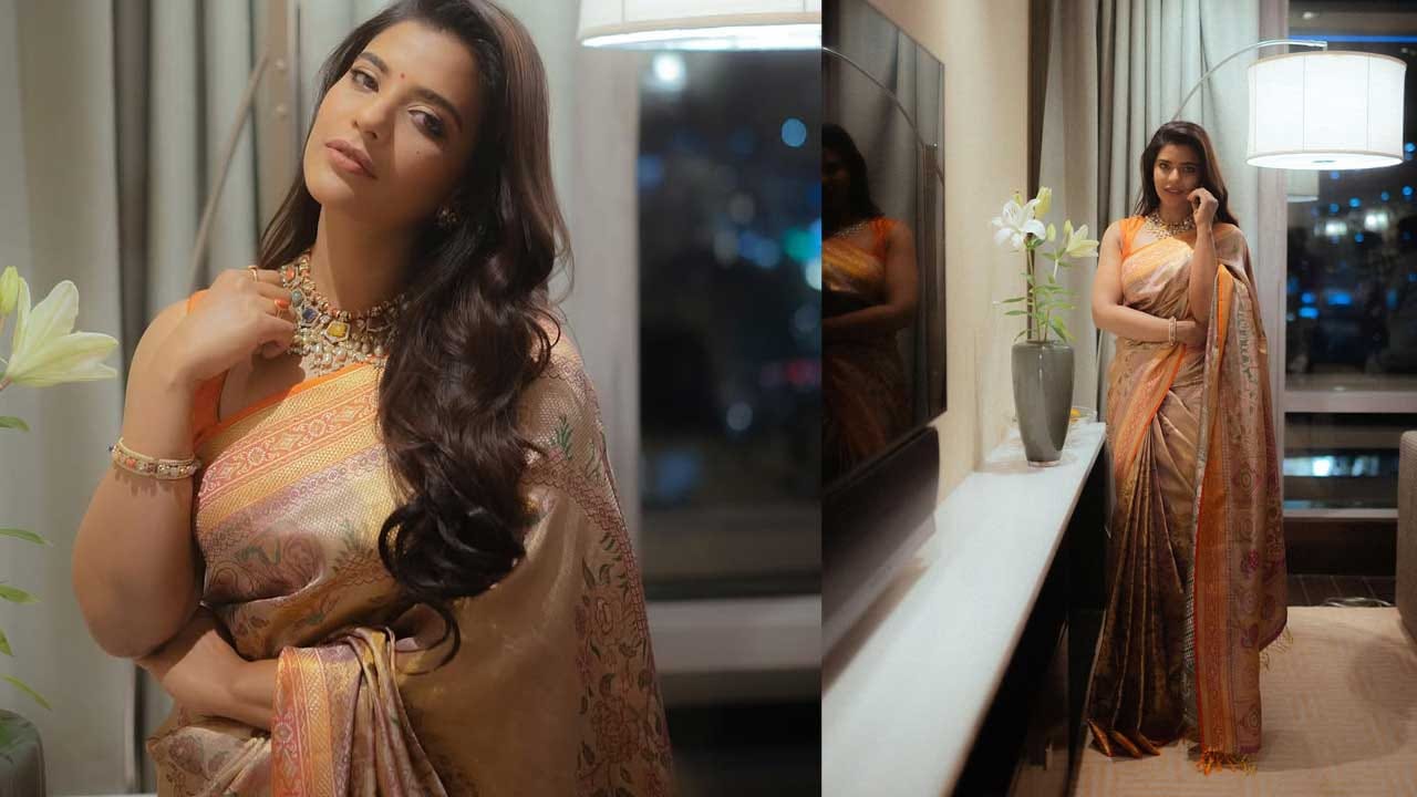 ఇక మూవీ సక్సెస్ జోష్‌లో ఉన్న ఈ అమ్మడు తాజాగా తన అందాలతో కుర్రకారుకు బాణాలు విసిరింది. ఆరెంజ్ గోల్డ్ కలర్‌లో ఉన్న పట్టు  చీర ధరించి ఎంతో అందంగా కనిపించింది. అంతే కాకుండా సిగ్గు పడుతూ.. తన సింపుల్ లుక్‌తో అందరినీ ఆకట్టుకుంటుంది.