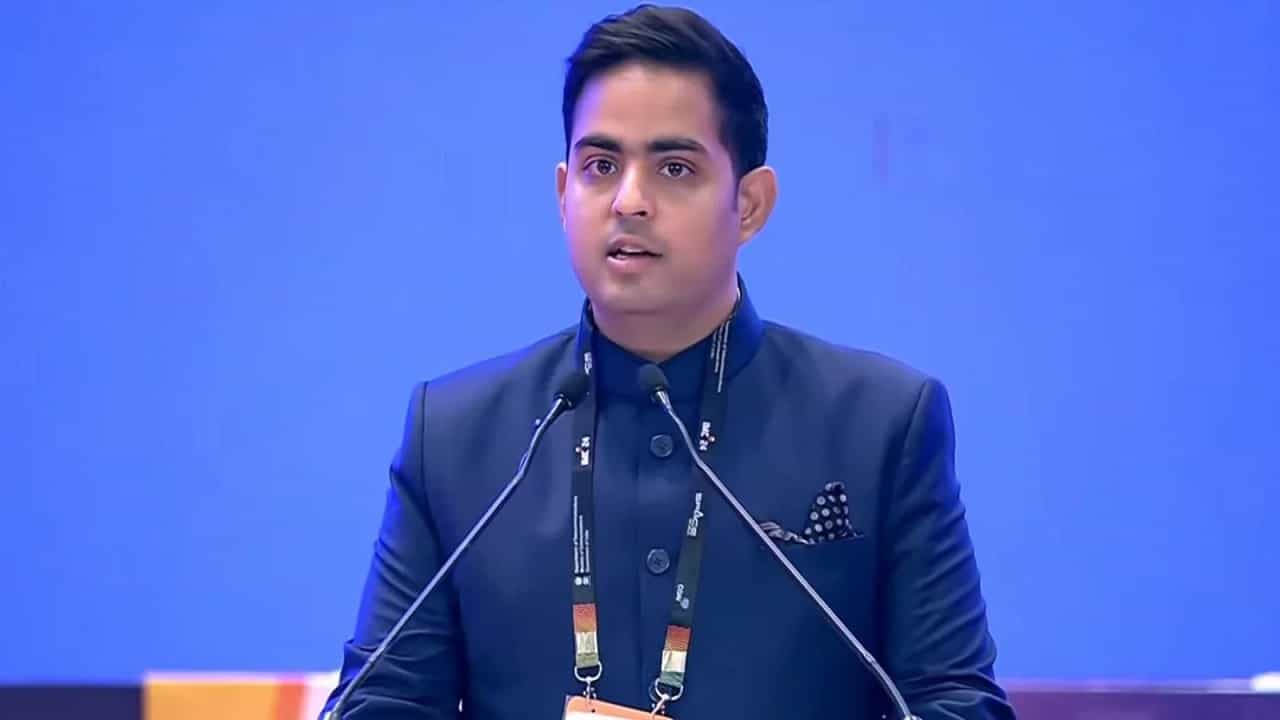 ఆకాశ్ అంబానీ అంబానీల పెద్ద కుమారుడు. ఈయన రిలయన్స్ జియో ఇన్ఫోకామ్ ఛైర్మన్గా ఉన్నారు. అలాగే రిలయన్స్ రిటైల్ వెంచర్స్ బోర్డులో కూడా పనిచేస్తున్నారు. ఆకాష్ అంబానీ మొత్తం సంపద 40.1 బిలియన్ల డాలర్లు. భారత కరెన్సీలో దాదాపు 3,32,815 కోట్ల రూపాయలుగా ఉంటాయి. అంటే వార్షిక ఆదాయం 5.6 కోట్లుగా ఉంది.