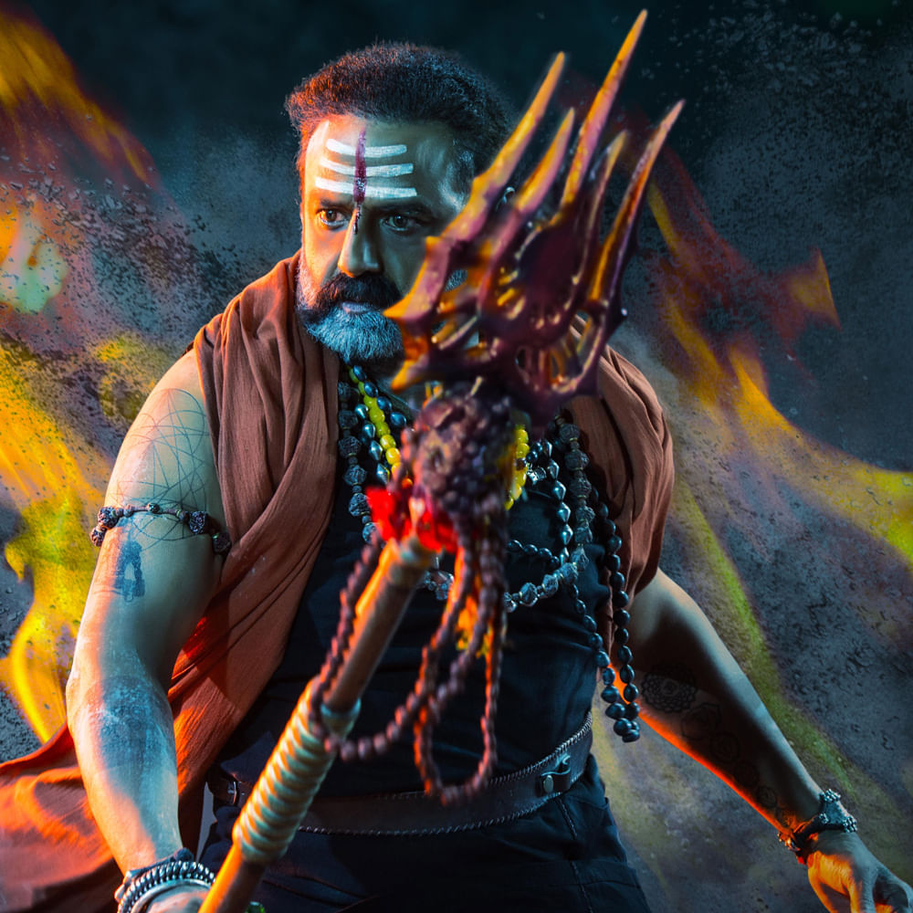 అఖండ 2 సినిమాను దసరా బరిలోనే రిలీజ్ చేయాలని భావించిన టీమ్‌, షూటింగ్ ఆలస్యమవుతుండటంతో ప్లాన్ మార్చింది. సంక్రాంతి కానుకగా ఆ సినిమాను రిలీజ్ చేయాలని భావిస్తోంది. బాలయ్య పొంగల్ రికార్డ్‌ కూడా రిలీజ్ డేట్‌ మార్పు విషయంలో ఓ కారణం అన్న టాక్ వినిపిస్తోంది. 