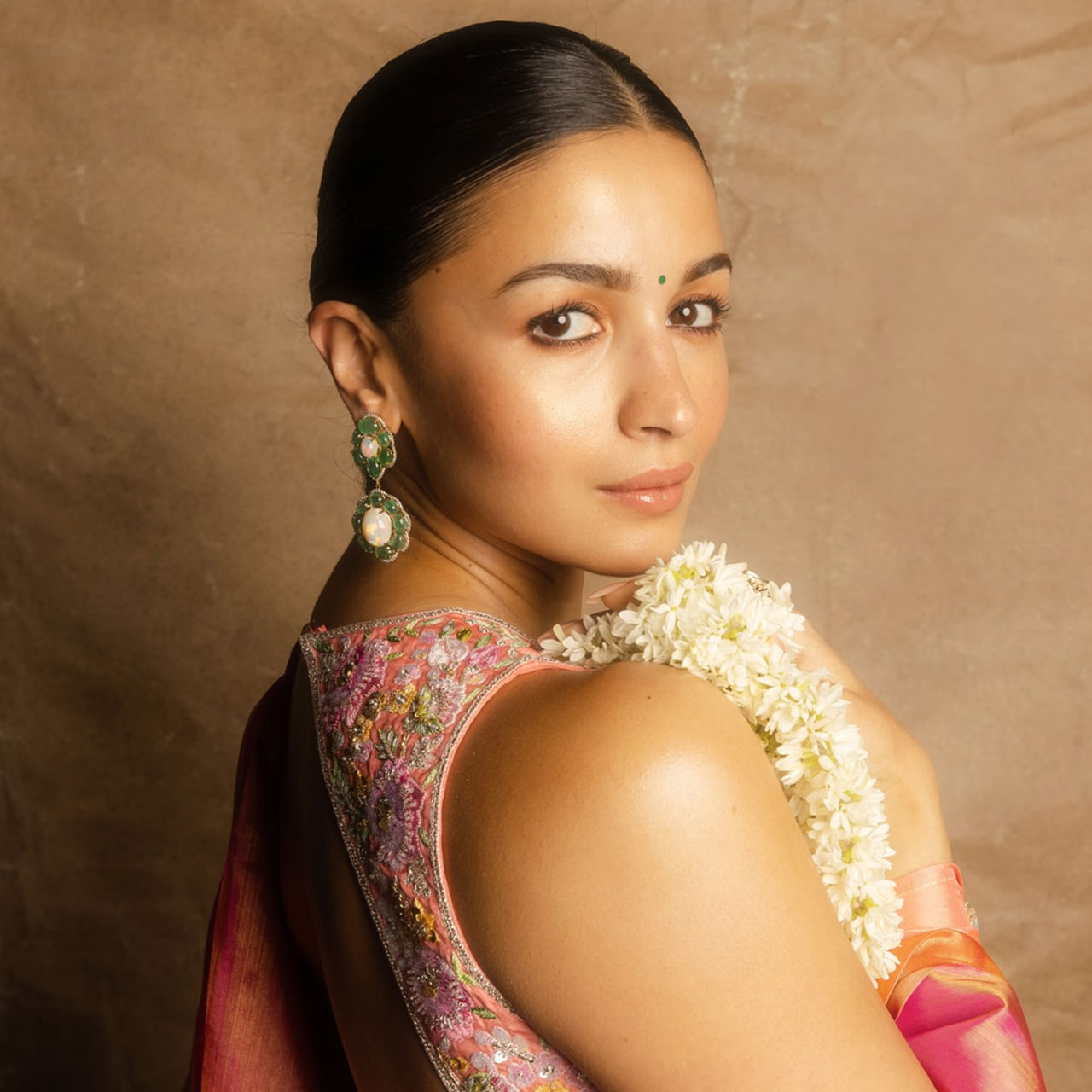 ఎత్తర జండా అంటూ ట్రిపుల్‌ ఆర్‌ లో ఆడిపాడిన సిల్వర్‌ స్క్రీన్‌ సీత... ఆలియా భట్‌. రాజమౌళితో పనిచేయాలనే ఆమె కోరిక ఆ మూవీతో తీరింది. కానీ అనుకోని అదృష్టంగా తారక్‌,  చరణ్‌తో కలిసి పనిచేసే అవకాశాన్ని దక్కించుకున్నారు మిసెస్‌ రణ్‌బీర్‌.