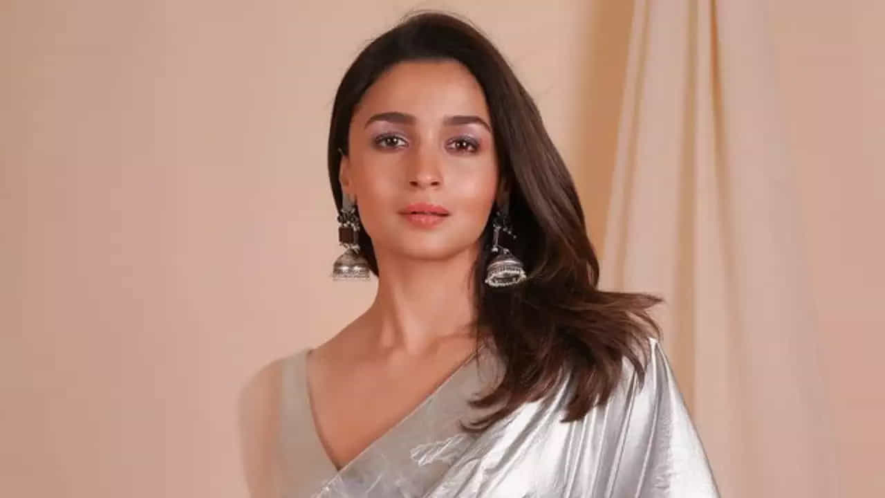 రాజమౌళి సార్.. మీ సినిమాలో నాకో కేరక్టర్ ఇవ్వండి అని ఎయిర్పోర్టులో తొలి పరిచయంలోనే అడిగారట ఆలియా. ఆ మాట గుర్తుపెట్టుకుని మరీ ట్రిపుల్ ఆర్లో సీత కేరక్టర్ని ఇచ్చారు జక్కన్న.