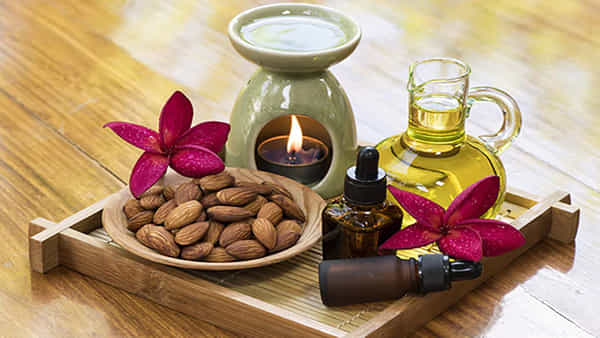 Almond Oil: ముఖానికి బాదం నూనె రాసుకుంటున్నారా..? అయితే, ఈ విషయాలు తెలుసుకోండి...