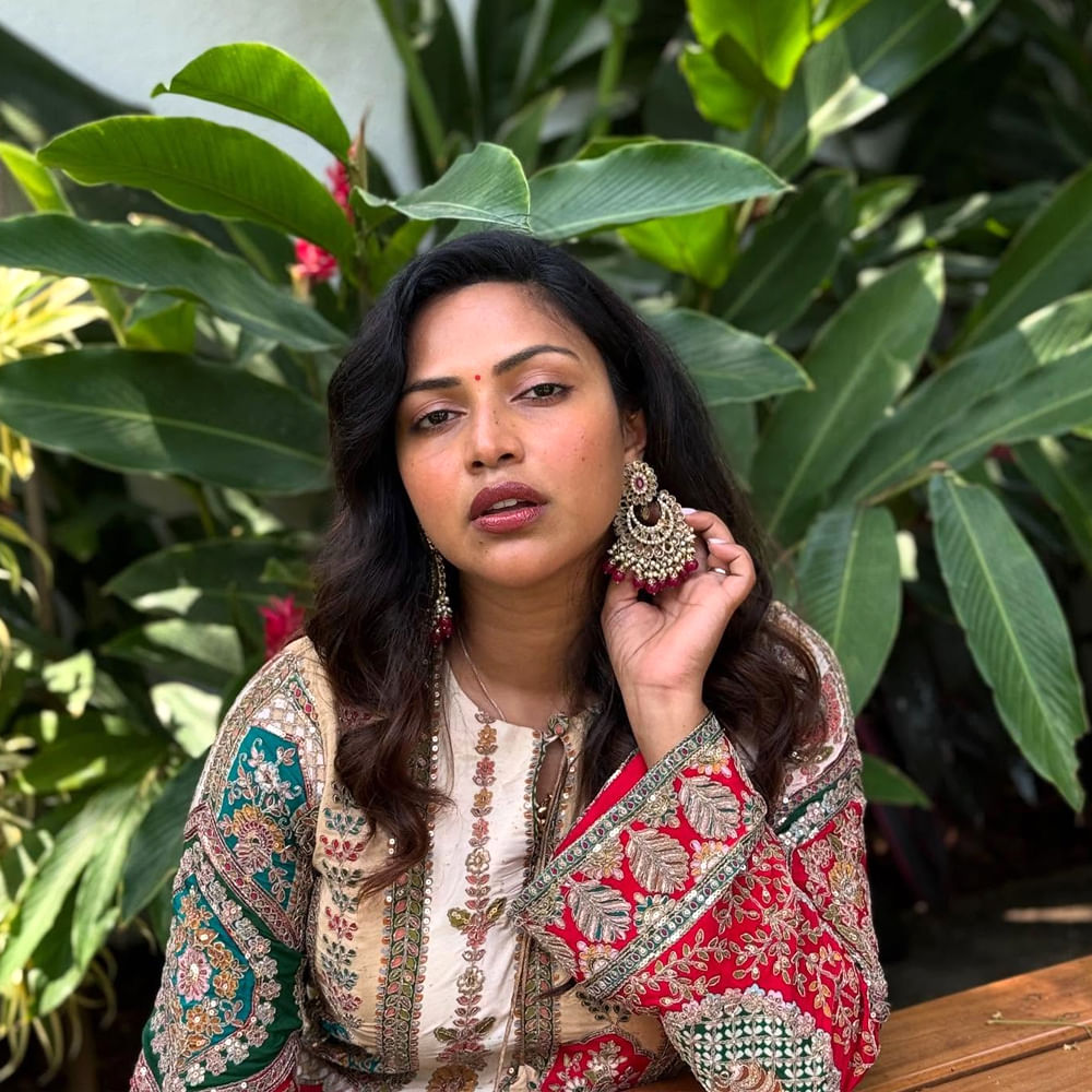 అమలా పాల్ తెలుగు, తమిళం, మలయాళం, కన్నడ, హిందీ చిత్రాల్లో నటించింది. అమలా పాల్ మిలి (2015) చిత్రంలో టైటిల్ రోల్కు ఫిల్మ్ఫేర్ క్రిటిక్స్ అవార్డు, రెండు SIIMA అవార్డులు గెలుచుకుంది. సింధు సామవేళి (2010)లో వివాదాస్పద పాత్రతో కూడా చర్చలో నిలిచింది.