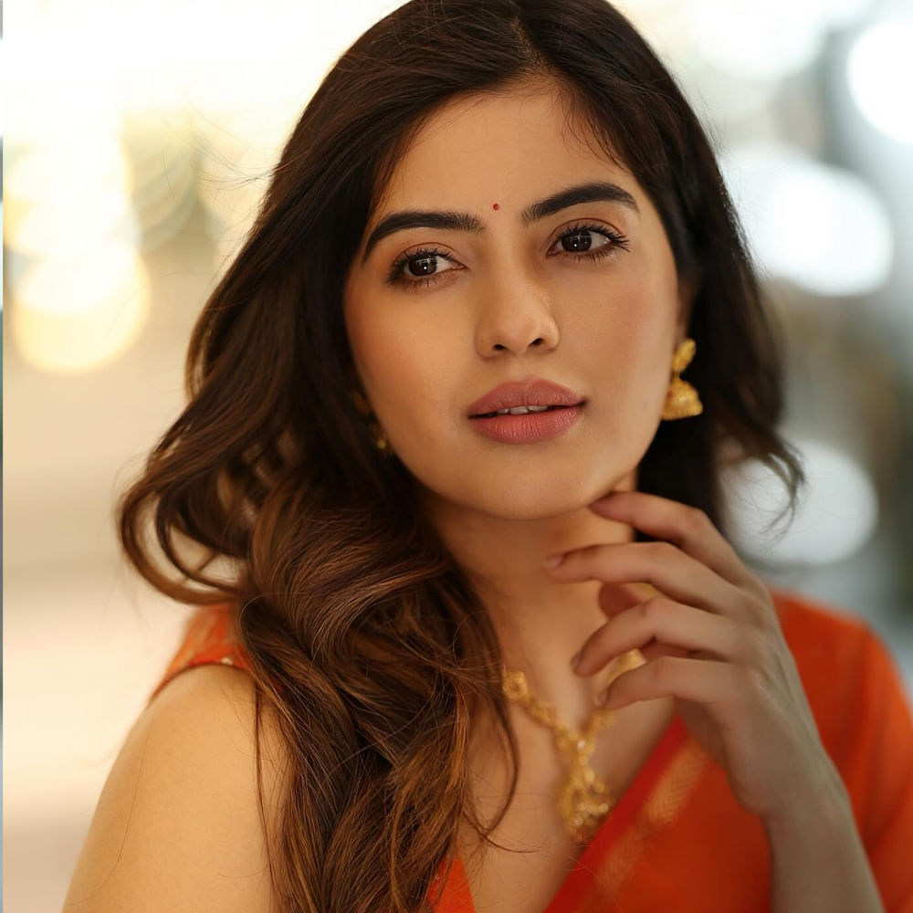 నటనపరంగానే కాదు అందంతోనూ ఈ భామ కుర్రాళ్లను ఆకట్టుకుంది. ఇక ఈ బ్యూటీ హనుమాన్ సినిమాతో భారీ హిట్ అందుకుంది. హనుమాన్ సినిమా ఏకంగా రూ. 300కోట్లకు పైగా వసూల్ చేసి నయా రికార్డ్ క్రియేట్ చేసింది.
