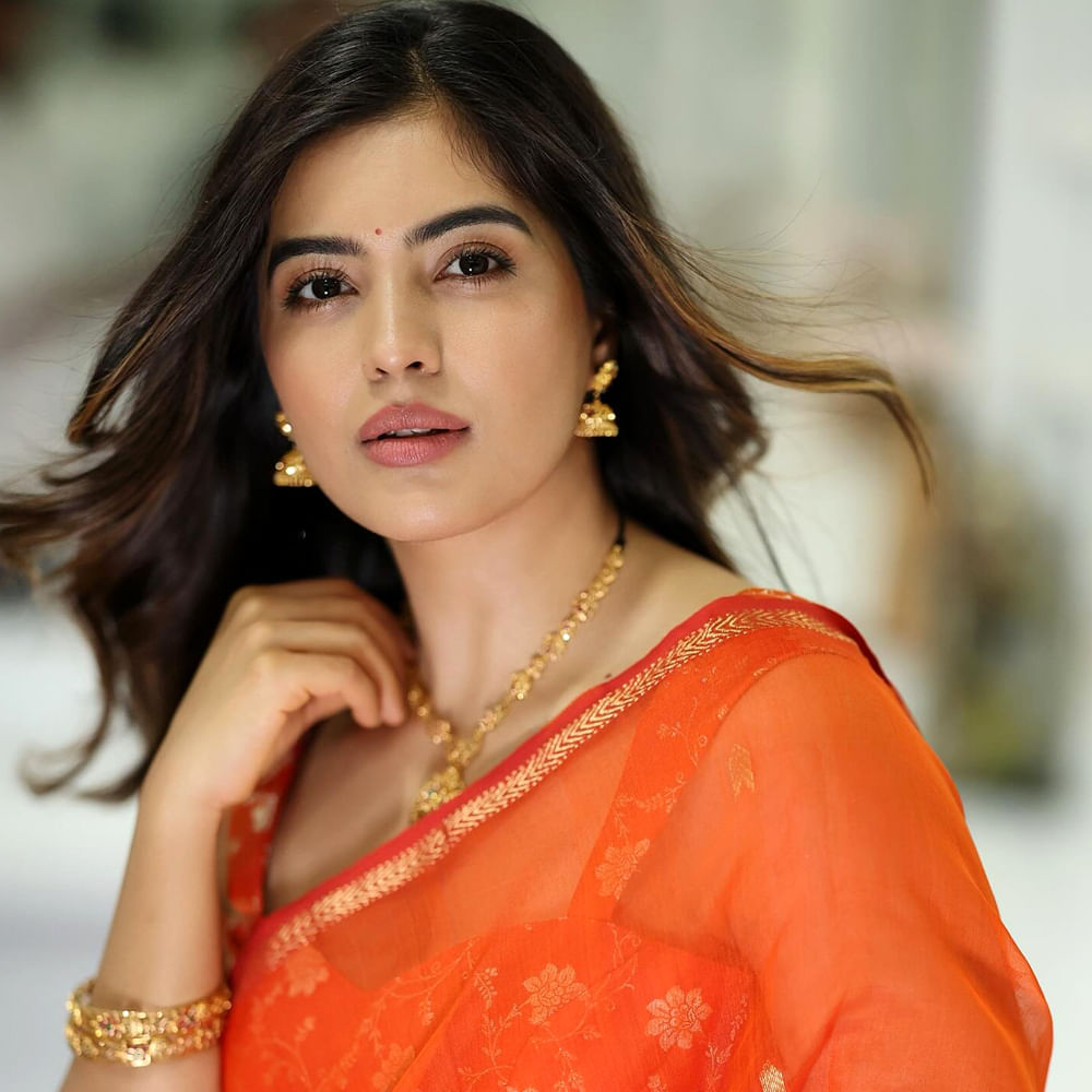 హీరోయిన్ గా ఎంట్రీ ఇవ్వక ముందు సూపర్ స్టార్ రజినీకాంత్ హీరోగా నటించిన లింగ సినిమాలో చిన్న పాత్రలో కనిపించింది. ఇక తెలుగులో రెడ్ అనే సినిమాతో టాలీవుడ్ కు పరిచయం అయ్యింది ఈ వయ్యారి భామ.
