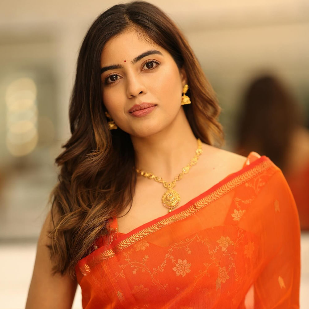 చివరిగా బచ్చలమల్లి సినిమాతో ప్రేక్షకులను ఆకట్టుకుంది. అల్లరి నరేశ్తో కలిసి నటించిన ఈ చిత్రం డిసెంబర్ 20న విడుదలైంది, కానీ అనుకున్న స్థాయిలో విజయం సాధించలేదు. కానీ సోషల్ మీడియాలో ఈ బ్యూటీ చాలా యాక్టివ్ గా ఉంటుంది.