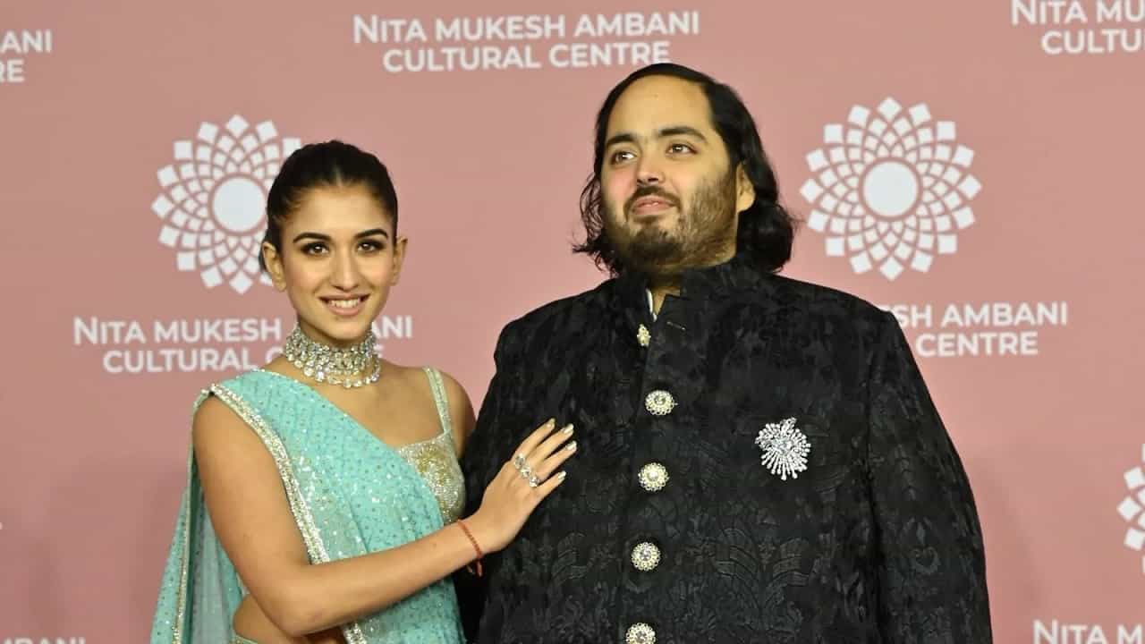 అంబానీ చిన్న కుమారుడు అనంత్ అంబానీ ఇటీవల రాధిక మర్చంట్ను వివాహం చేసుకున్నాడు.అనంత్ అంబానీ జంతు ప్రేమికుడిగా పేరు ఉంది. అనంత్ అంబానీ జియోలో ఇంధన, టెలికాం కార్యకలాపాలను నిర్వహిస్తున్నారు. అతను జియో ప్లాట్ఫామ్స్, రిలయన్స్ రిటైల్ వెంచర్స్ బోర్డుల్లో డైరెక్టర్గా పని చేస్తున్నాడు. అతని మొత్తం సంపద 40 బిలియన్ అమెరికన్ డాలర్లు లేదా రూ.3,32,482 కోట్ల దాకా ఉంది. అనంత్ అంబానీ వార్షిక ఆదాయం రూ.4.2 కోట్లుగా ఉంది.
