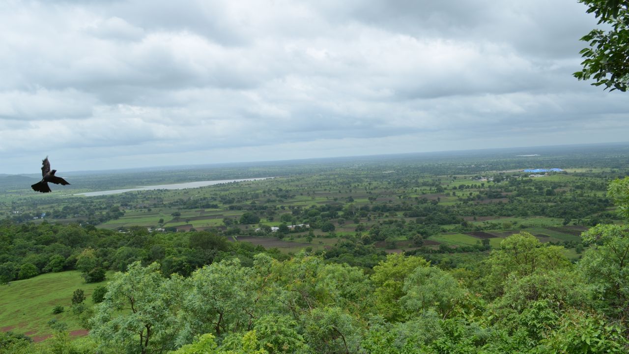 తెలంగాణ ఊటీ అని పిలవబడే అనంతగిరి హిల్స్‌ లో ట్రెక్కింగ్ మార్గాలు, జలపాతాలు, పచ్చని చెట్ల మధ్య ఒక మాయల లోకం లాంటి వాతావరణం ఉంటుంది. ఇది నగర శబ్దం నుండి ప్రశాంతమైన విశ్రాంతిని కోరుకునే వారి కోసం ప్రత్యేకంగా ఉంటుంది.