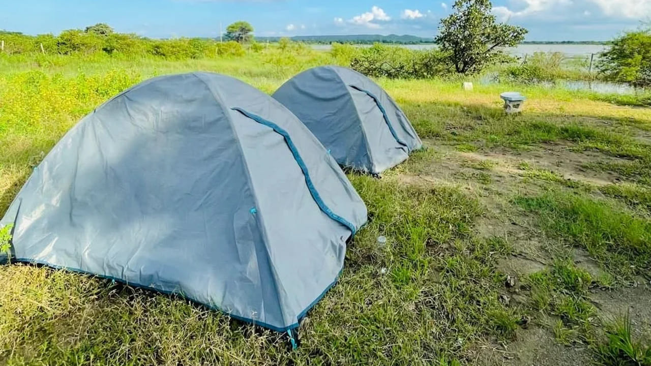 అనంతగిరి కొండలు: హైదరాబాద్ నగరం నుంచి 80 కిలోమీటర్ల దూరంలో ఉన్న అనంతగిరి కొండలు క్యాంపింగ్‌కు అత్యంత ప్రసిద్ధ ప్రదేశాలలో ఒకటి. ఇక్కడ ప్రకృతి సౌందర్యం, సుందరమైన కొండలు, దట్టమైన అడవులు, అనేక జలపాతాలు, సహజ దారులు చుట్టుముట్టబడి ఉన్నాయి.  ఈ ప్రాంతంలో చల్లదనం  ప్రశాంతమైన అనుభూతి కలిగిస్తుంది.