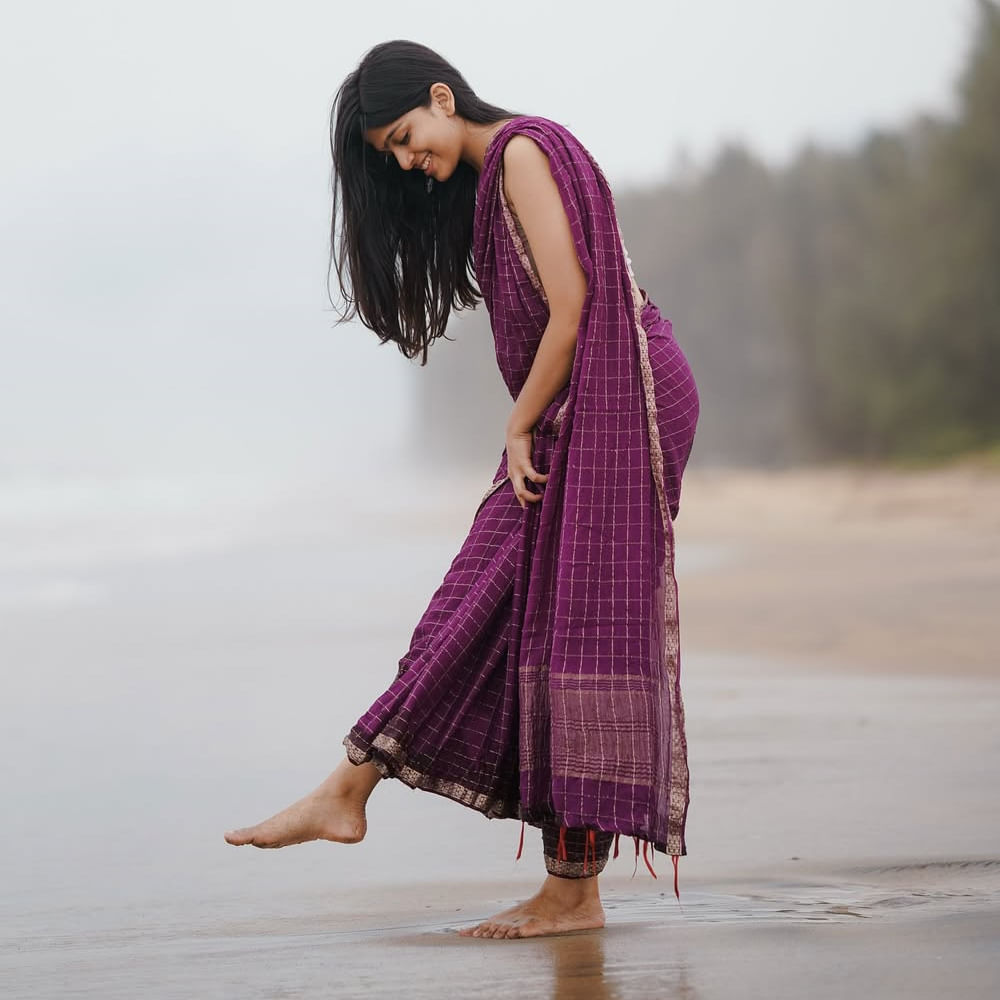 అంతేకాదు.. ఈ వయ్యారి మార్షల్ ఆర్ట్స్ లోనూ ట్రైనింగ్ తీసుకుంది. ఆమె కరాటేలో బ్లాక్ బెల్ట్ హోల్డర్. కేరళకు చెందిన ప్రత్యేకమైన కలరిపయట్టు మార్షల్ ఆర్ట్స్ లోనూ ఆమె దిట్ట. గతేడాది ఇంటర్మీడియట్ పూర్తి చేసింది.