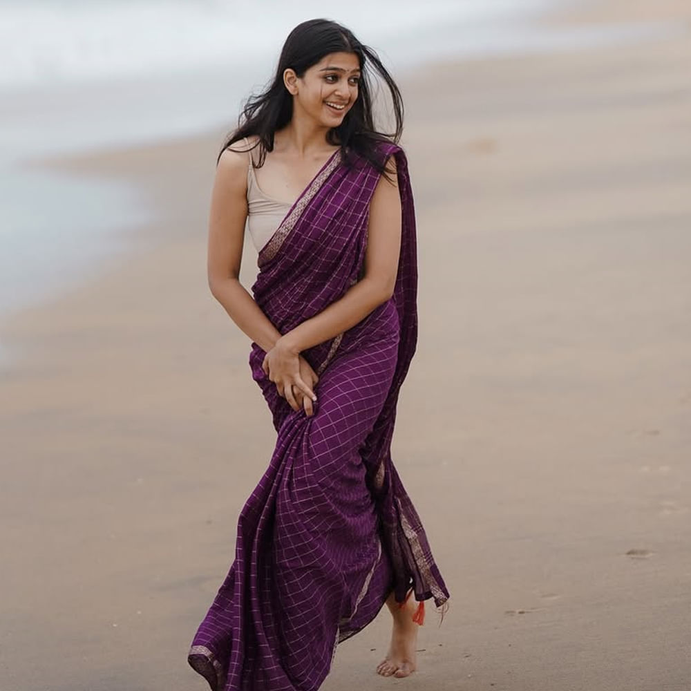 సోషల్ మీడియాలో నిత్యం యాక్టివ్ గా ఉండే అనంతిక.. తాజాగా చీరకట్టులో సముద్రం ఒడ్డున ఫోట్ షూట్ చేసింది. పర్పుల్ కలర్ చీరలో మరింత అందంగా కనిపించింది ఈ వయ్యారి. ఇప్పుడు ఈ అమ్మడు షేర్ చేసిన ఫోటోస్ ఆకట్టుకుంటున్నాయి.