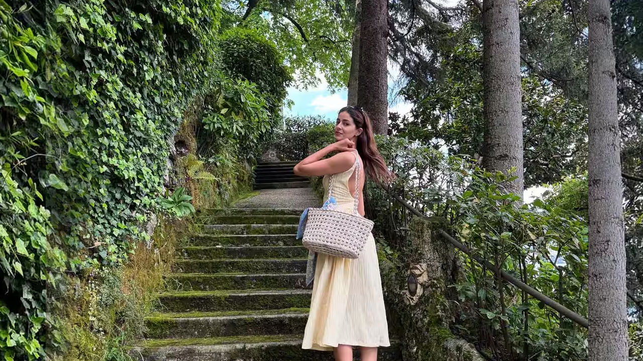 అందాల ముద్దుగుమ్మ అనన్య పాండే గురించి ఎంత చెప్పినా తక్కువే. ఈ అమ్మడు గురించి ఎంత చెప్పినా తక్కువే. తన గ్లామర్‌తో ఎంతో మంది మనసు దోచేసిన ఈ బ్యూటీ ఎప్పుడూ చాలా యాక్టివ్‌గా ఉండటమే కాకుండా తన ఫ్యాషన్ ‌తో అందరినీ తన వైపు లాక్కుంటుంది.