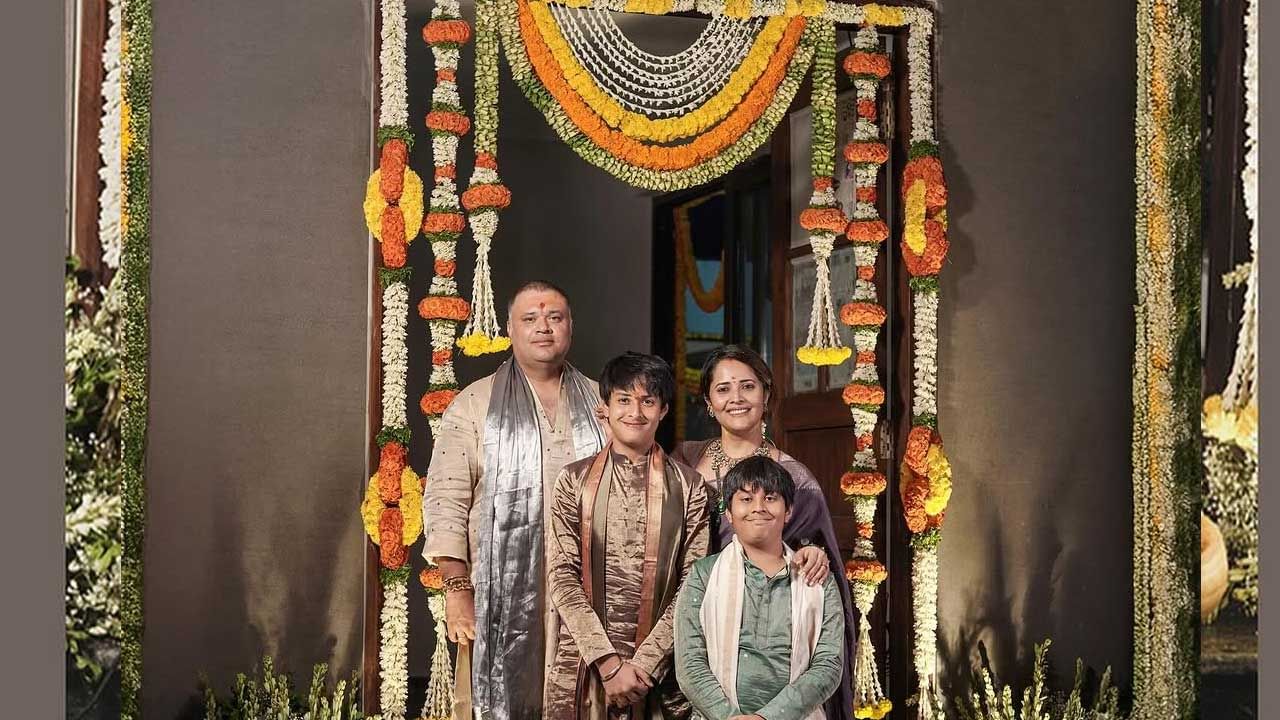 అందాల ముద్దుగుమ్మ అనసూయ భరద్వాజ్ గురించి ప్రత్యేక పరిచయం అవసరం లేదు.జబర్దస్త్ షోలో యాంకరింగ్ చేస్తూ యాంకర్‌గా మంచి గుర్తింపు తెచ్చుకుంది ఈ ముద్దుగుమ్మ. అంతే కాకుండా తన అందం, అభినయంతో యూత్‌లో మంచి క్రేజ్ సొతం చేసుకుంది. నటిగా తనకంటూ ఓ స్పెషల్ ఇమేజ్ క్రియేట్ చేసుకుంది.