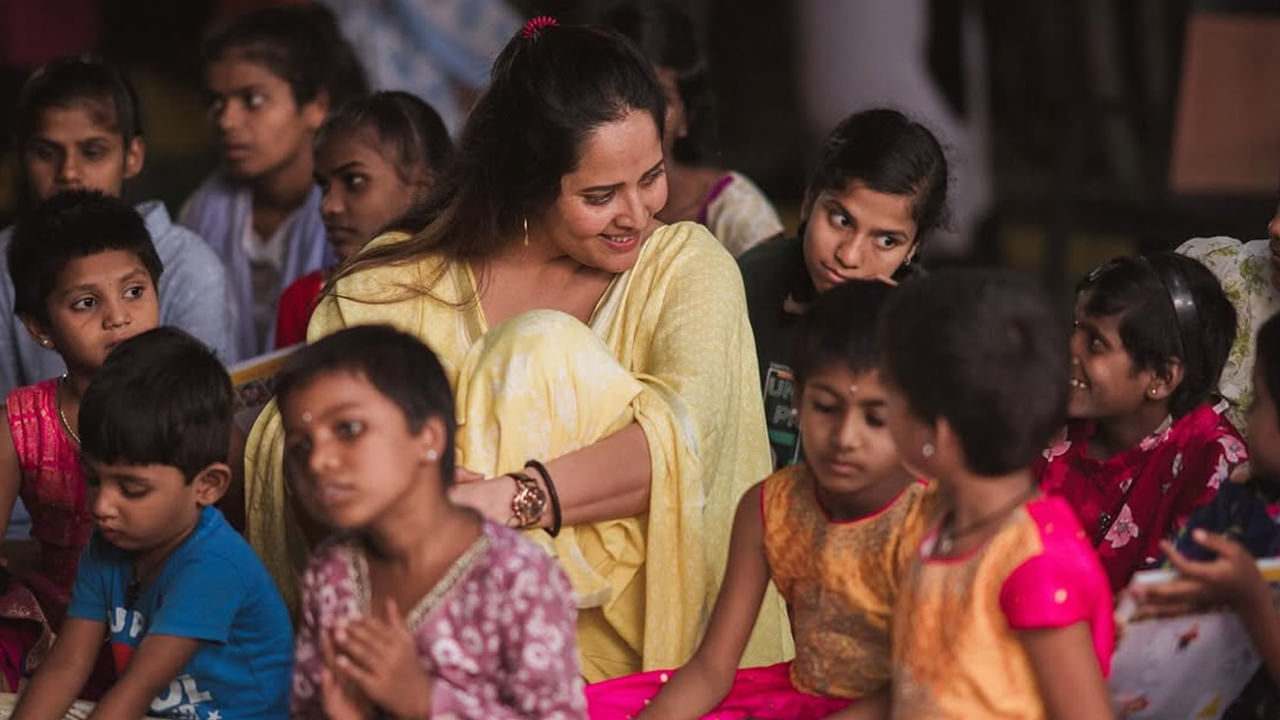 స్టార్ యాంకర్ కమ్ నటి అనసూయ భరద్వాజ్ పుట్టిన రోజు కావడంతో పలువురు సినీ ప్రముఖులు, అభిమానులు, నెటిజన్లు ఆమెకు బర్త్ డే విషెస్ చెప్పారు