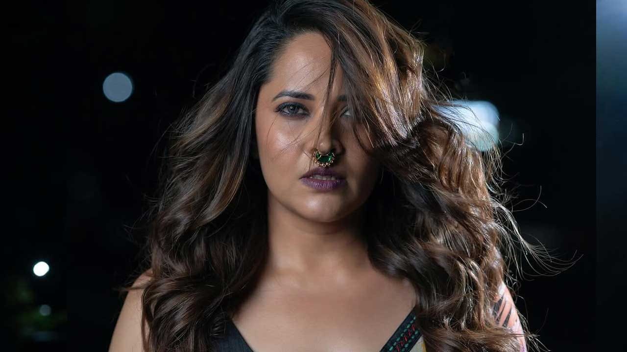 అనసూయ సోషల్ మీడియాలో చాలా యాక్టివ్‌గా ఉంటూ మనసులో ఏదీ దాచుకోకుండా ఓపెన్‌గా చెప్పేస్తుంటుంది. కొన్నిసార్లు ఈ బ్యూటీ సోషల్ మీడియాలో చేసిన పోస్టులు కాంట్రవర్సీ కూడా అయ్యాయి. అలా ప్రతీది కుండలు బద్ధలు కొట్టినట్లు చెప్పడం ఈ అమ్మడుకు చాలా అలవాటు.