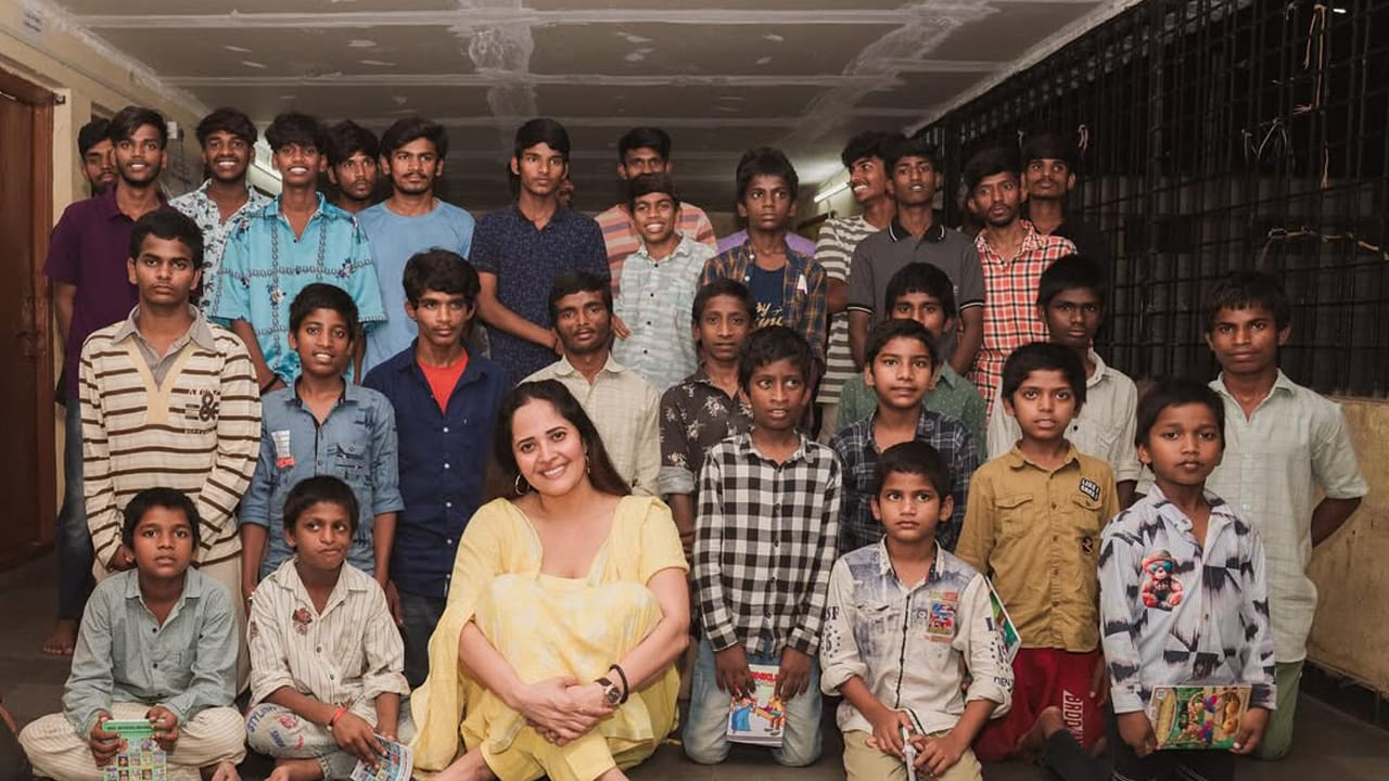 ఈ సందర్భంగా అనాథలకు పుస్తకాలు, ఫుడ్ పెట్టడంతో పాటు వాళ్లతో కలిసి డ్యాన్సులు కూడా వేసింది అనసూయ.