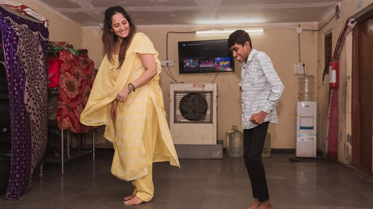 ప్రస్తుతం అనసూయ బర్త్ డే సెలబ్రేషన్స్ కు సంబంధించి ఫొటోలు సామాజిక మాధ్యమాల్లో బాగా వైరలవుతున్నాయి.