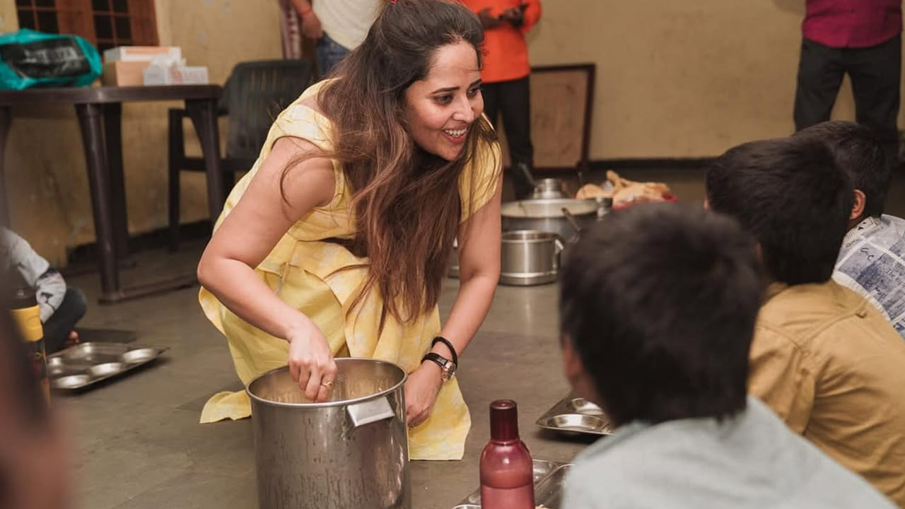 వీటిని చూసిన సినీ అభిమానులు, నెటిజన్లు అనసూయపై ప్రశంసల వర్షం కురిపిస్తున్నారు. 'మీరిలాగే మరిన్ని మంచి పనులు చేయాలి మేడమ్' అంటూ కాంప్లిమెంట్స్ ఇస్తున్నారు.