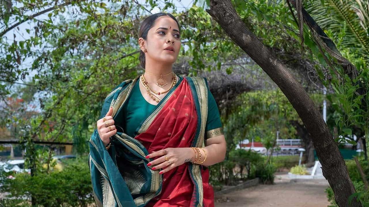 ఇక ఎప్పుడూ సోషల్ మీడియాలో చాలా యాక్టివ్‌గా ఉండే ఈ బ్యూటీ, రీసెంట్‌గా డస్కీ లుక్‌లో దర్శనం ఇచ్చిన ఈ చిన్నది,తాజాగా చీర కట్టులో తన అందంతో అందరినీ ఆకట్టుకుంది. ప్రస్తుతం దీనికి సంబంధించిన ఫొటోలు నెట్టింట తెగ వైరల్ అవుతున్నాయి.