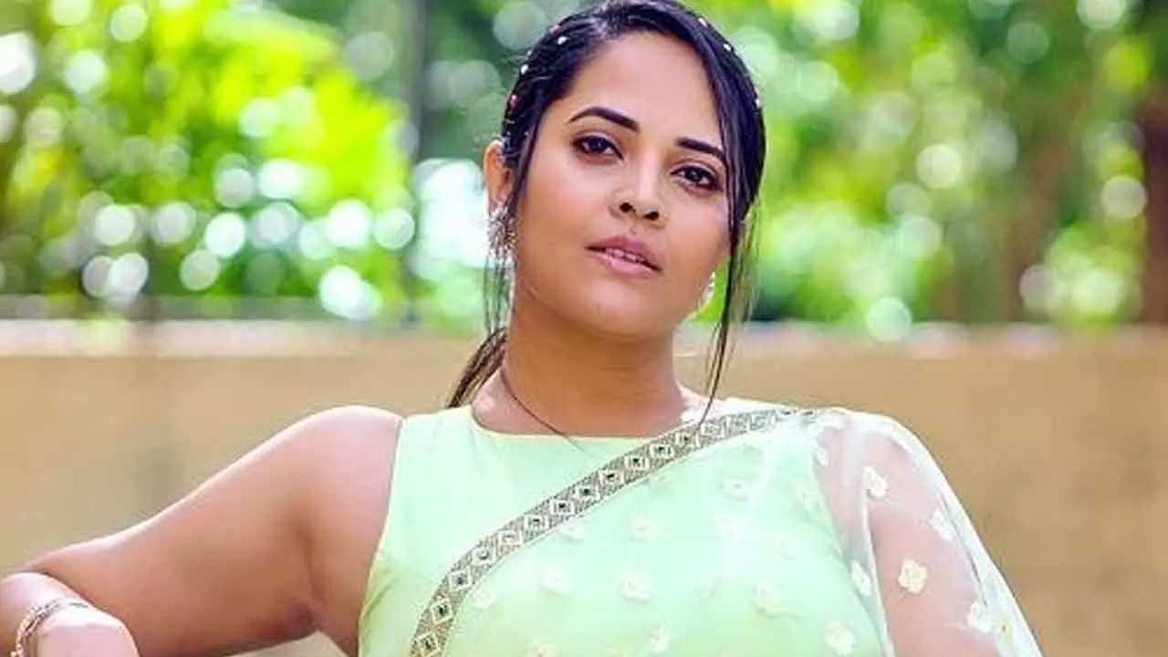 తాజాగా ఈ అమ్మడు ట్రెండీ డ్రెస్‌లో తన అందాలతో మతిపొగొడుతుంది. రంగులదుస్తుల్లో రంగమ్మత్త ఫొటోలు చూస్తే మతిపోవడం ఖాయం. ప్రస్తుతం ఈ పొటోస్ సోషల్ మీడియాలో తెగ వైరల్ అవుతున్నాయి.