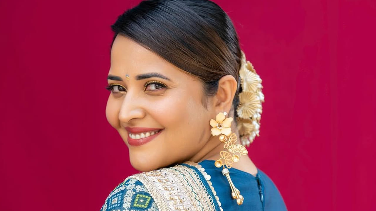 వరసగా ఆఫర్స్ రావడంతో, సినిమాలు చేస్తూ ఫుల్ బిజీ అయిపోయింది. ముఖ్యంగా పాన్ ఇండియా మూవీ పుష్ప, పుష్ప2లో దాక్షాయణి పాత్రలో తన విలనిజం చూపిస్తూ నటనా విశ్వరూపం చూపిందనే చెప్పాలి. ఇలా సిల్వర్ స్క్రీన్ పై తన నటనతో మంచి ఫేమ్ సంపాదించుకుంది.