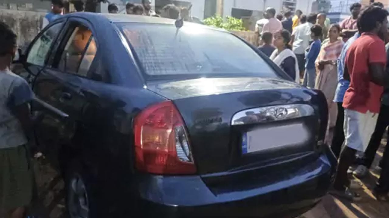 అయ్యో దేవుడా.. మాయదారి కారు ఎక్కకపోయినా బాగుండేది.. పాపం నలుగురు చిన్నారులు..