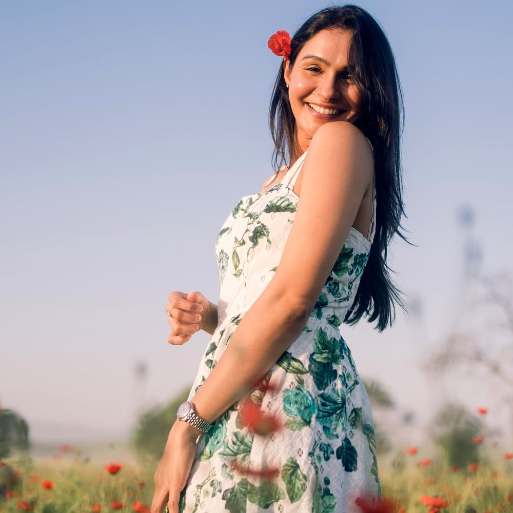 ఆండ్రియా సోషల్ మీడియాలో చురుకుగా ఉంటూ, తన ఫోటోలు, సినిమా అప్‌డేట్‌లను పంచుకుంటుంది. ఈ చిన్నదాని లేటెస్ట్ ఫోటోలు సోషల్ మీడియాలో వైరల్ అయ్యాయి. గ్లామర్ తో కుర్రాళ్ళ మతిపోగొడుతోంది ఆండ్రియా. 