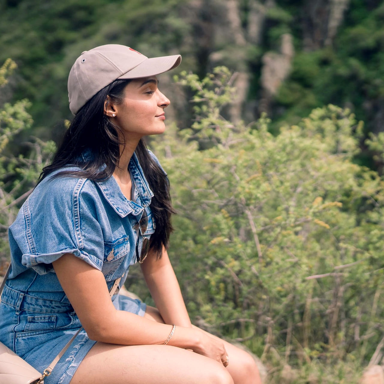 ఇండస్ట్రీలో చాలా మంది మల్టీ టాలెంటడ్ హీరోయిన్స్ ఉన్నారు. వారిలో ఆండ్రియా జెరెమియా ఒకరు. ఈ ముద్దుగుమ్మ నటి, గాయని,  సంగీత స్వరకర్తగా దూసుకుపోతుంది. ఈ క్రేజీ బ్యూటీ ప్రధానంగా తమిళం, తెలుగు, మలయాళం సినిమాల్లో నటిస్తూ, మరో వైపు గాయనిగా కూడా గుర్తింపు పొందింది. 