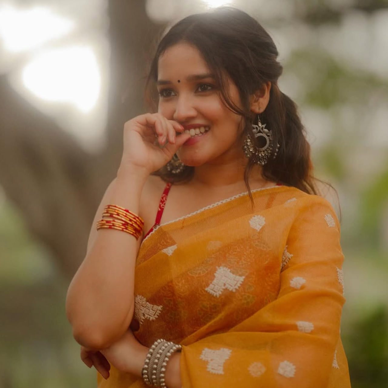 అనిక సురేంద్రన్.. తెలుగు ప్రేక్షకులకు ప్రత్యేకంగా పరిచయం అవసరంలేని పేరు. చైల్డ్ ఆర్టిస్టుగా కెరీర్ స్టార్ట్ చేసి ఇప్పుడు హీరోయిన్ గా వరుస సినిమాలు చేస్తుంది. మలయాళీ అమ్మాయి అయినప్పటికీ తమిళంలోనే ఎక్కువ సినిమాల్లో నటించింది.