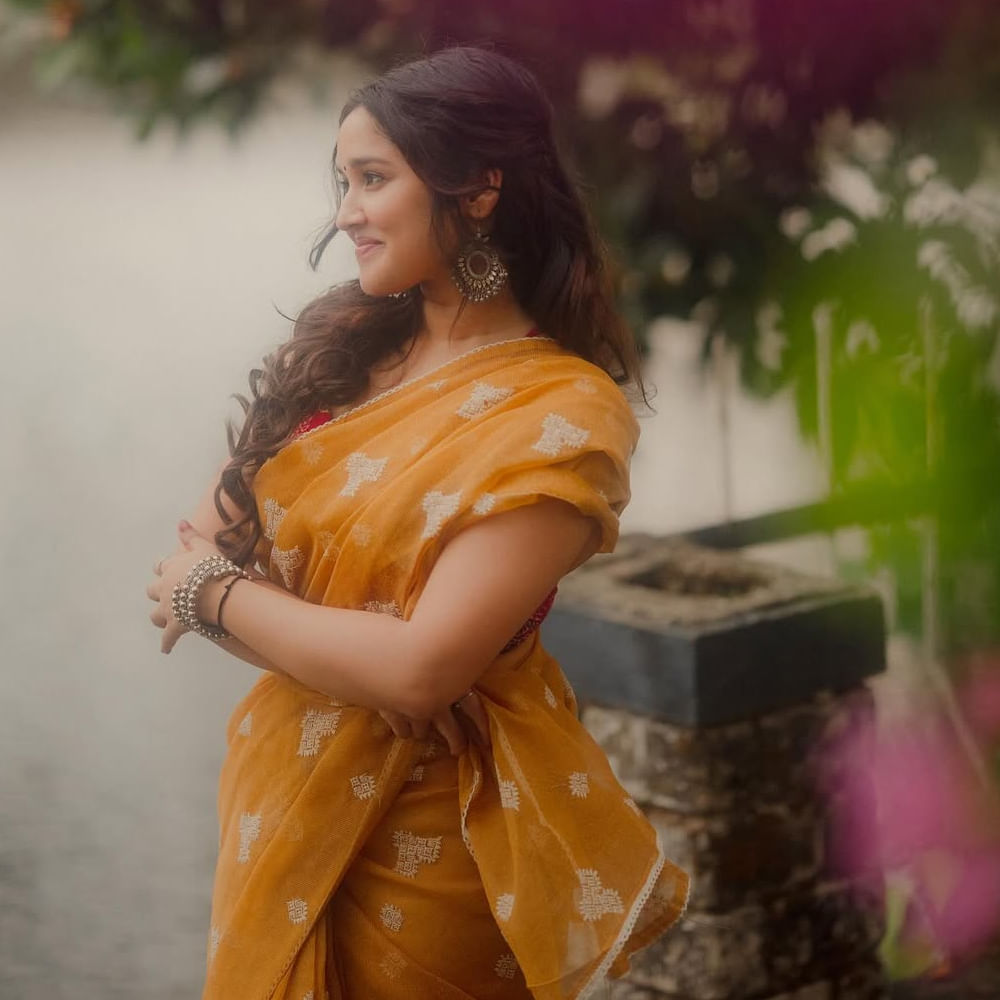 విశ్వాసం సినిమాలో అజిత్ కూతురిగా కనిపించి మెప్పించింది. ఈ సినిమాతోనే తమిళంతోపాటు తెలుగులోనూ మంచి ఫాలోయింగ్ సంపాదించుకుంది. ఆ తర్వాత తమిళంలో పలు సినిమాల్లో చైల్డ్ ఆర్టిస్టుగా కనిపించింది.