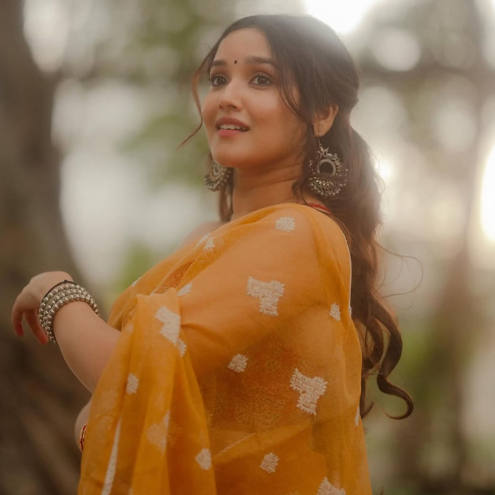 ఆ తర్వాత కొన్నాళ్లు సినిమాలకు గ్యాప్ తీసుకున్న ఈ బ్యూటీ.. ఇప్పుడు హీరోయిన్ అయ్యింది. బుట్టబొమ్మ సినిమాతో కథానాయికగా తెలుగు తెరకు పరిచయమైంది. మొదటి సినిమాతోనే నటిగా గుర్తింపు తెచ్చుకుంది.