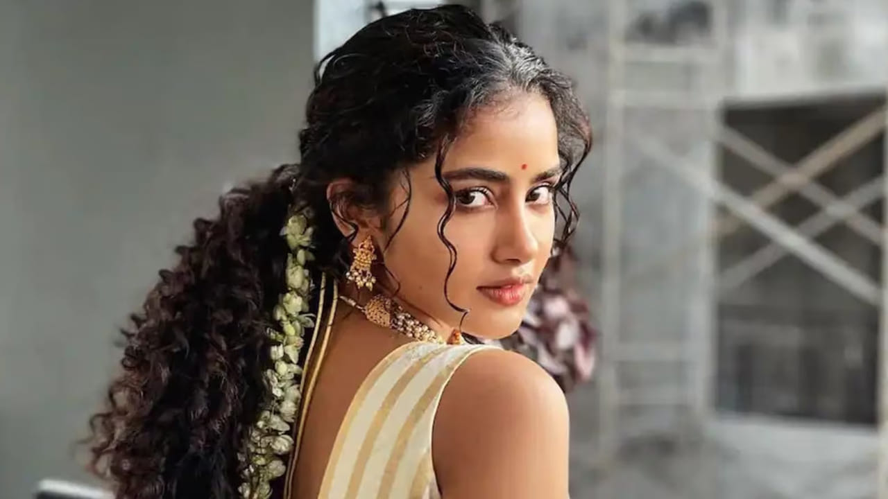 ఉంగరాల జుట్టు సుందరి అనుపమ పరమేశ్వరన్‌ టాలీవుడ్‌లో మోస్ట్ వాంటెడ్‌ గర్ల్. వరుసగా సినిమాలతో దూసుకుపోతుంది. ఈ ఏడాది టిల్లు స్క్వేర్ సినిమాతో  బ్లాక్ బస్టర్ అందుకుంది ఈ ముద్దుగుమ్మ. 