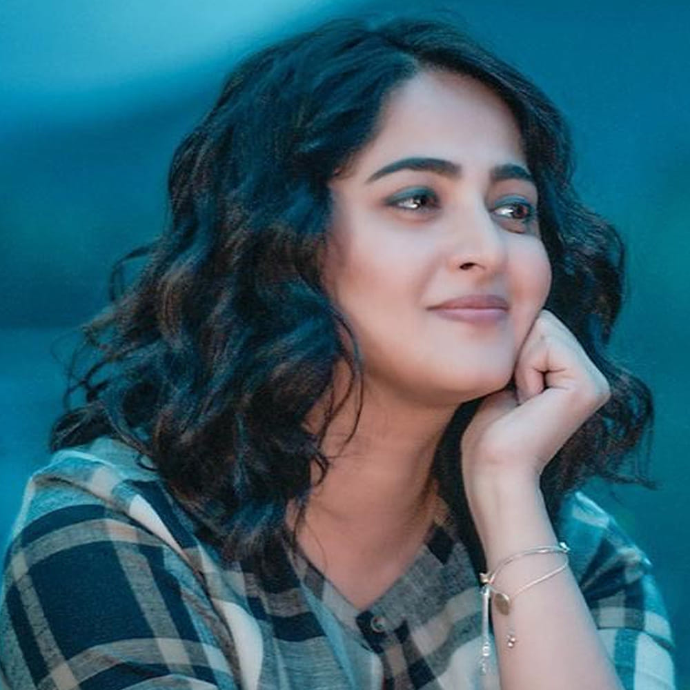 హారర్‌ కామెడీ సినిమాల స్పెషలిస్టుగా పేరుంది సుందర్‌.సి.కి. ఇప్పుడు ఆయన చెప్పిన కథ.. అనుష్క కెరీర్‌లో మరో అరుంధతి అవుతుందనే టాక్‌ నడుస్తోంది కోలీవుడ్‌లో. సుందర్‌.సి. జస్ట్ డైరక్షన్‌ మాత్రమే కాదు, ప్రొడ్యూసర్‌గానూ వ్యవహరిస్తారట ఈ మూవీకి. 