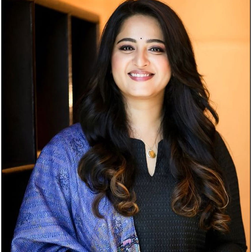 బాహుబలి సినిమాతో పాన్ ఇండియా లెవల్ గుర్తింపు సంపాదించుకున్నారు అనుష్క శెట్టి. ఆ తర్వాత బాలీవుడ్ ఆఫర్స్ అందుకుంది. కానీ ఆమె వాటన్నింటినీ తిరస్కరించి తెలుగు, తమిళం సినిమాల్లోనే కొనసాగింది. నిజానికి అత్యధిక రెమ్యునరేషన్ ఇస్తామని ఆఫర్స్ వచ్చినప్పటికీ హిందీ సినిమాలు చేసేందుకు అనుష్క ఆసక్తి చూపించలేదు. 