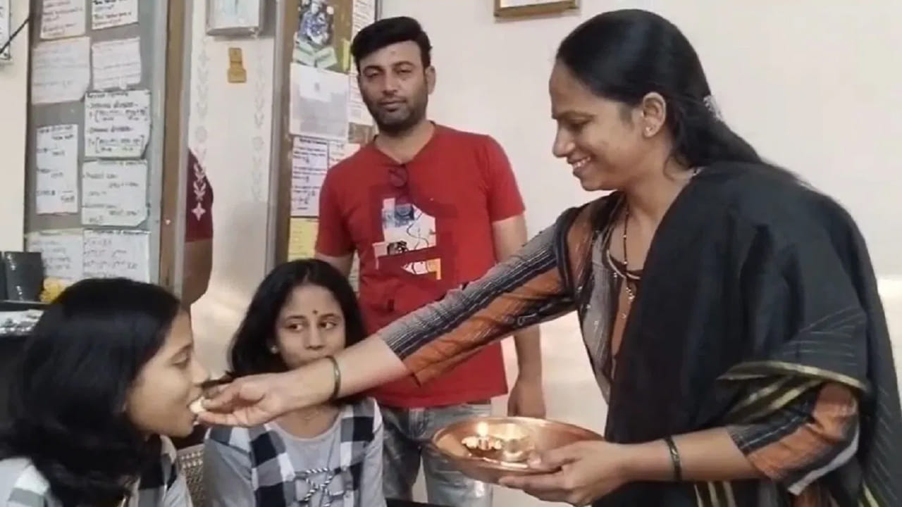 అస్తీ నగరానికి చెందిన కవల సోదరీమణులు అనుష్క, తనుష్క ధీరజ్ దేశ్‌పాండేలకు ఒకే మార్కులు వచ్చాయి. అందుకే అంతా వారిని ప్రశంసిస్తున్నారు. 