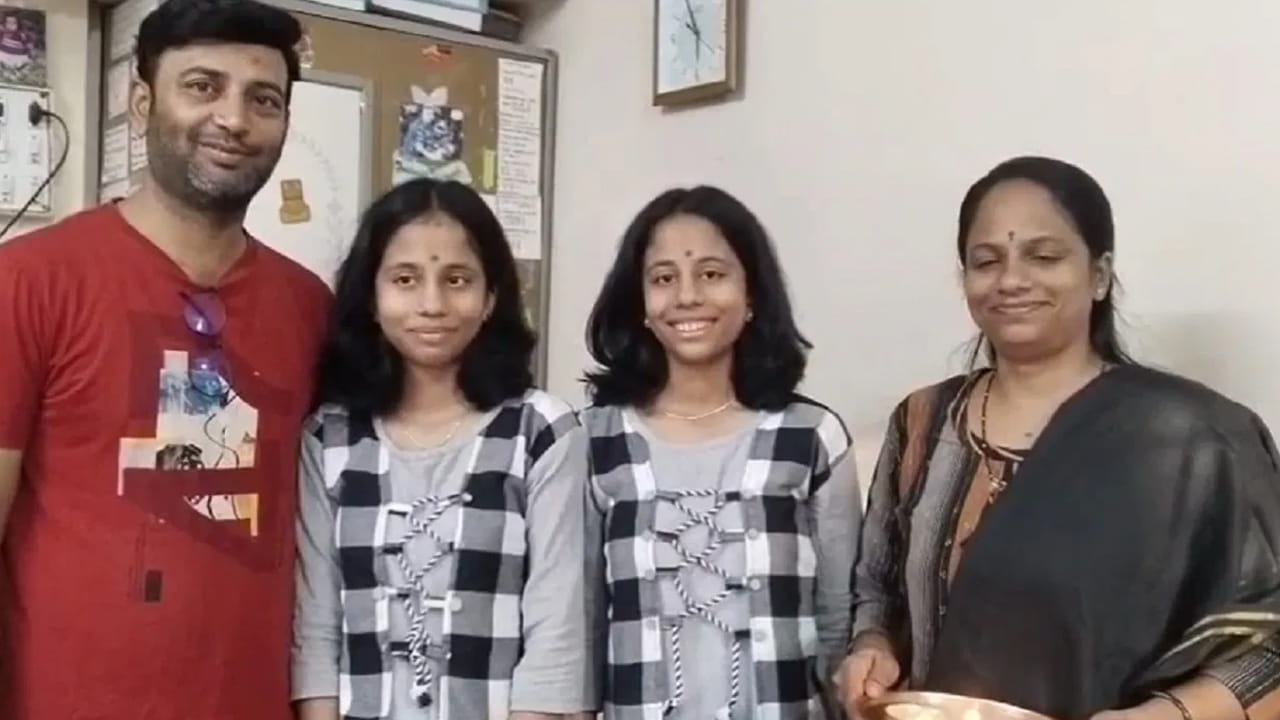 ఈ కవల సోదరీమణులు ఇద్దరూ 96 శాతం స్కోర్ చేయడంతో వారి మార్కుల గురించి చాలా చర్చ జరుగుతోంది. కవల సోదరీమణులకు కవల మార్కులు వచ్చాయని ఆ ప్రాంతంలో చర్చ జరుగుతోంది.